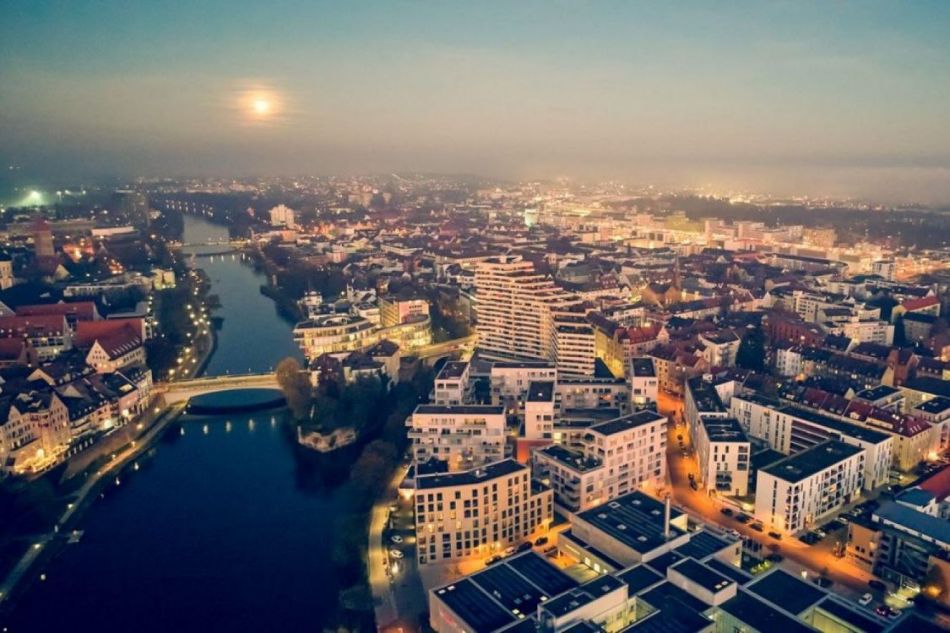 Am Donauufer - im Zentrum der Doppelstadt