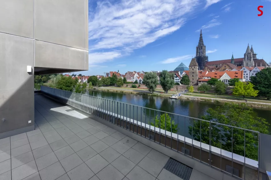 Am Donauufer - im Zentrum der Doppelstadt